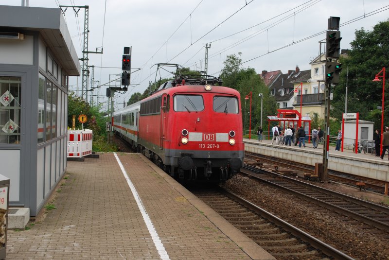 113 267-9 mit Schwagenzug von Neum�nster nach Hamburg-Langenfelde in Elmshorn.