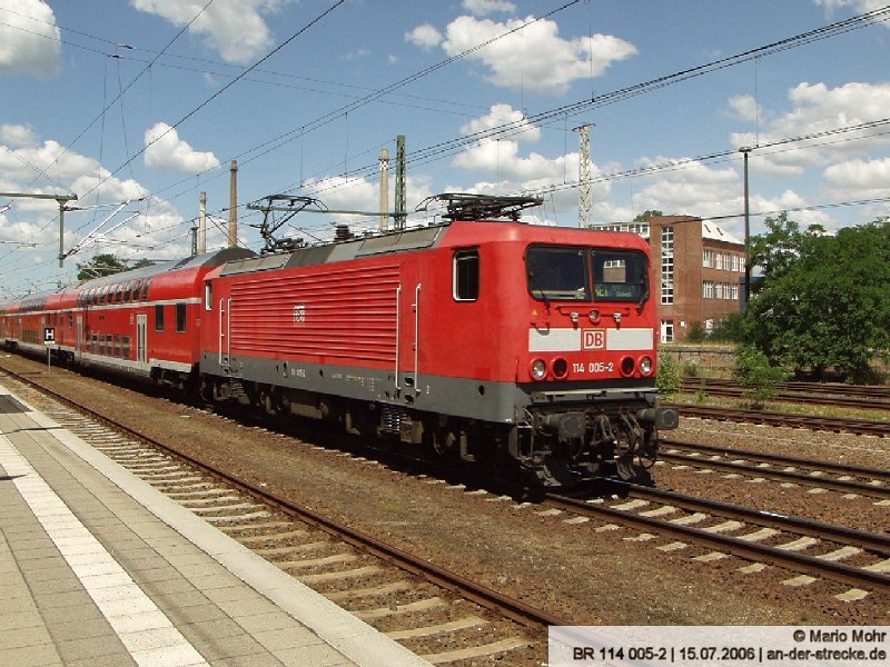 BR 114 005 zieht den RE1 Richtung Frankfurt (Oder), hier kurz vor der Einfahrt in den Bahnhof Frstenwalde (Spree). Aufgenommen am 15.07.06