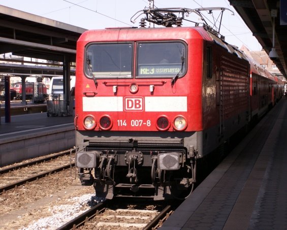 114 007-8 vor RE nach Elsterwerda in Hbf Stralsund 