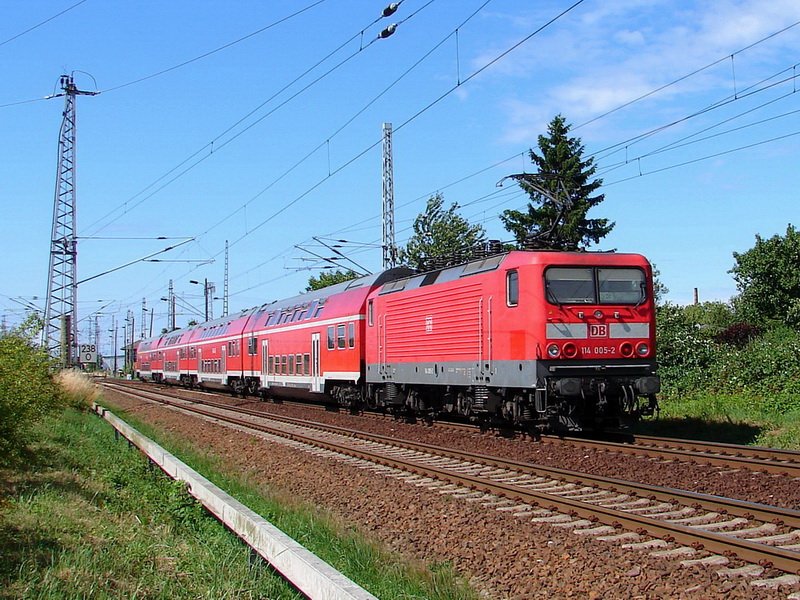 114 005-2 kommt mit RE38352 aus Elsterwerda. Stralsund am 12.07.08