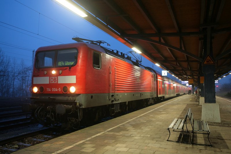 RE 4 mit der 114 004-5 von Ludwigsfelde nach Wismar