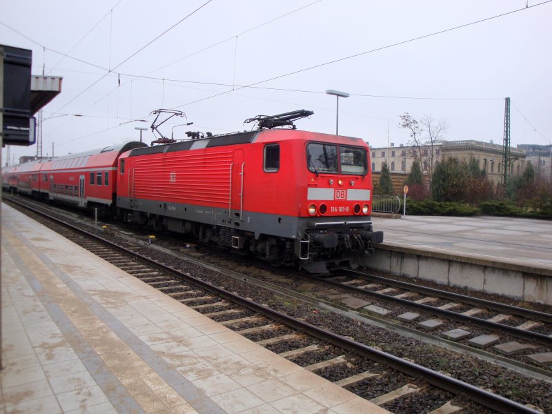 Vor wenigen Minuten kam 114 101-9 mit RB 36450 aus