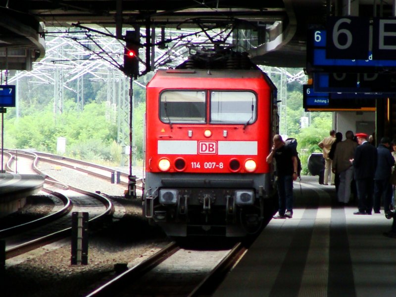 Light and shadow in Suedkreuz Berlin (automatically translated, Powered by