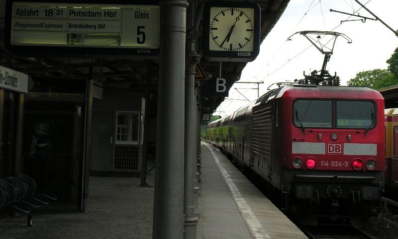 Der versp�tete RE1 mit 114024 nach Magdeburg in Berlin Wannsee