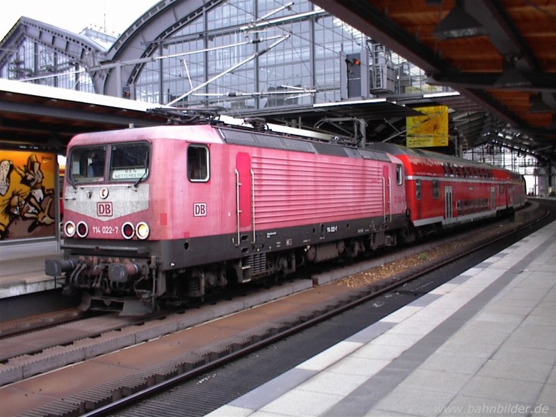 114 022 vor einem Regionalexpre� am 12.9.00 im Bhf. Friedrichstra�e