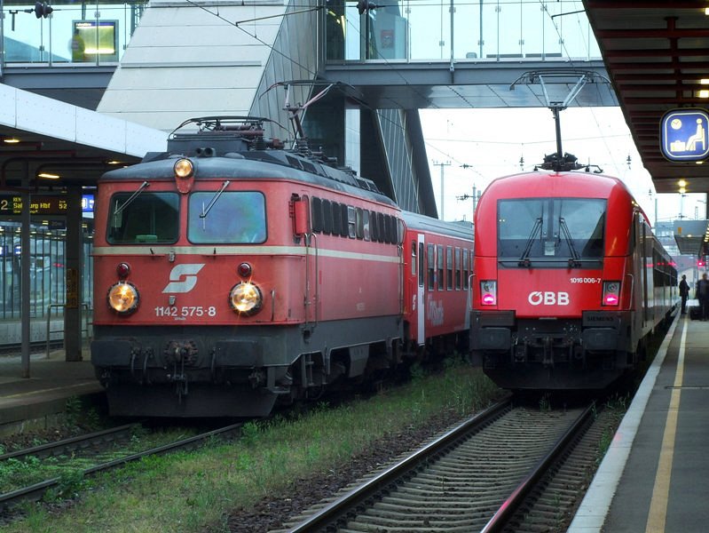 Old and new - 1142 575 (REX 1783) and 1016