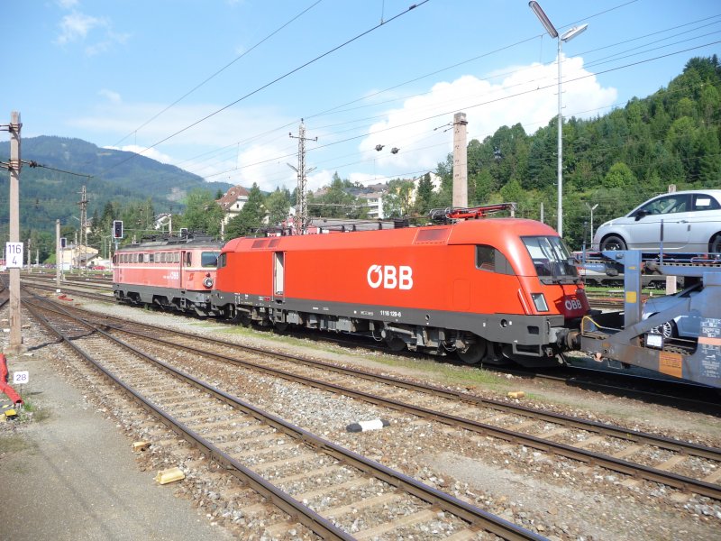 Gemeinsam ziehen die 1142 564-2 und die 1116 129-6 einen
