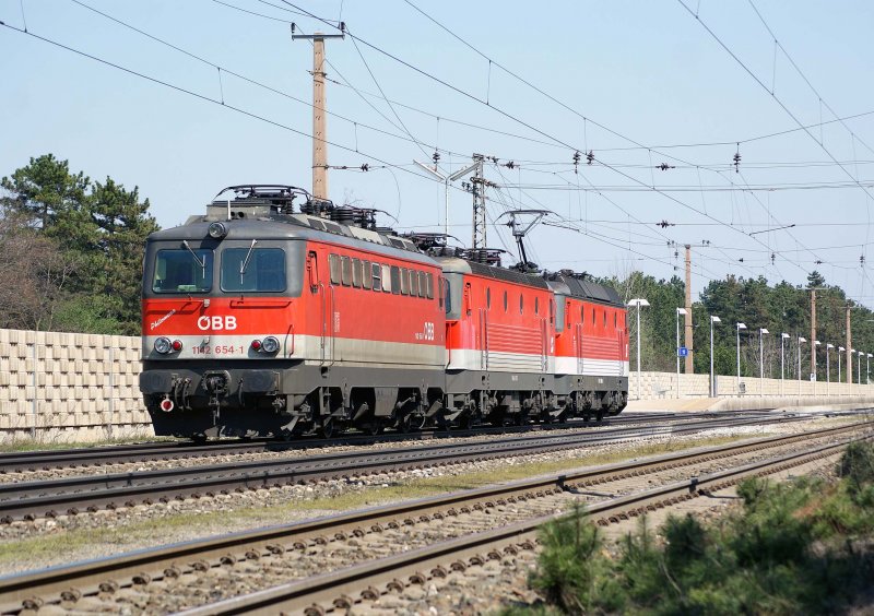 1142 654 PHILOMENA rollt am Zugschluss eins Lokzuges in Richtung