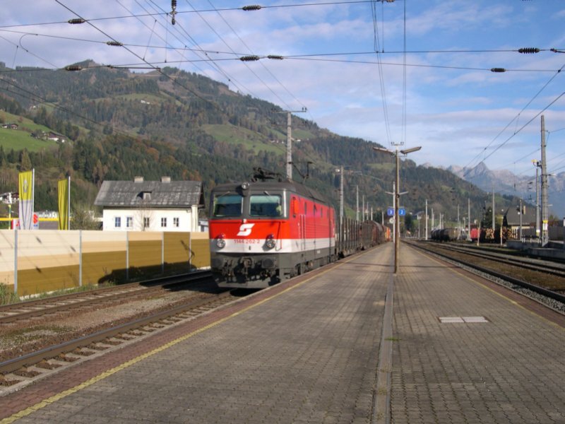 Sankt Johann im Pongau durcheilt am 20.10.2005 die 1144 262-9