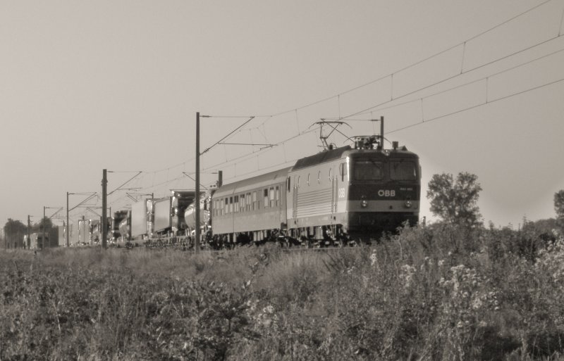 Hier f�hrt gerade die RoLa mit der 1144 durch K�fering.