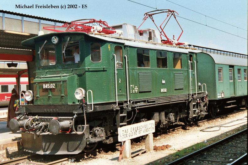 1145.02 mit einem Sonderzug in Wien S�dbahnhof, am 25-08-2002 