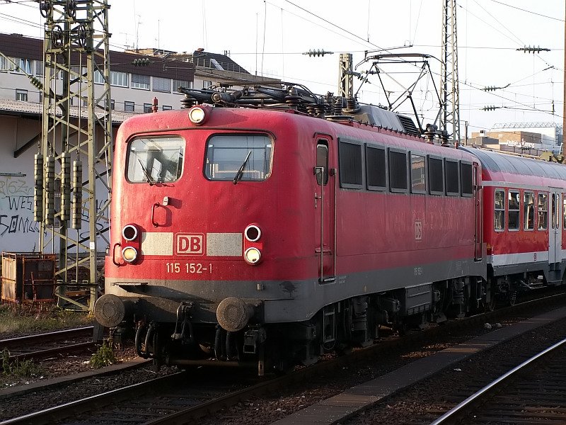 Die 115 152-1 steht hier im D�sseldorfer Hauptbahnhof. Hinter ihr