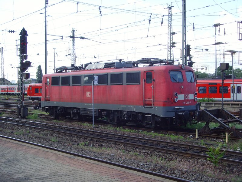 115 205-7 ruht am Ende von Gleis 4 im Mannheimer