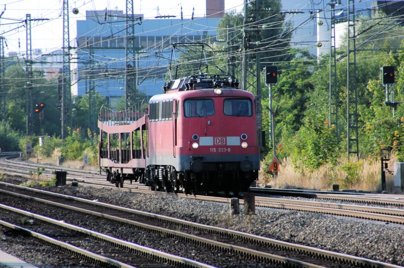 115 323 �berf�hrt am 01.08.09 einen Autotransportwagen vom Hbf nach