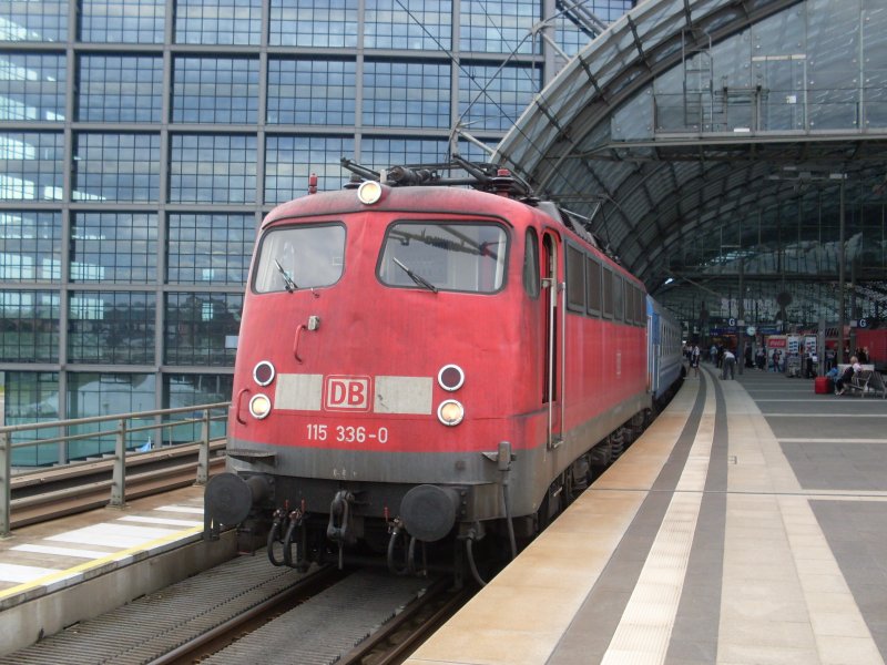 115 336 mit einem D Zug nach Moskau in Berlin