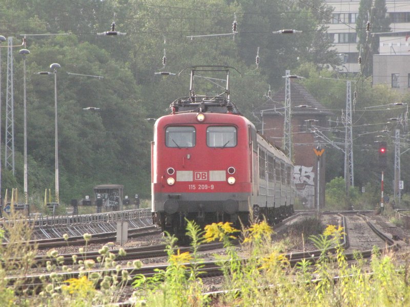 Bei der Durchfahrt dieser BR 115 mit D 444 im