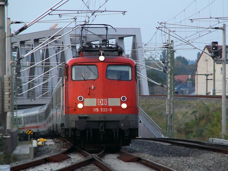 Im letzten Abendlicht des 20.9.2009 kommt 115 332-9 mit EC