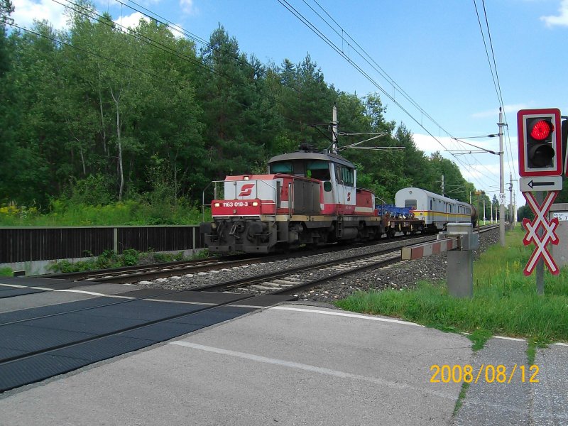 1163 018-3 f�hrt am 12.08.08 mit einem Arbeitszug gem�chlich �ber
