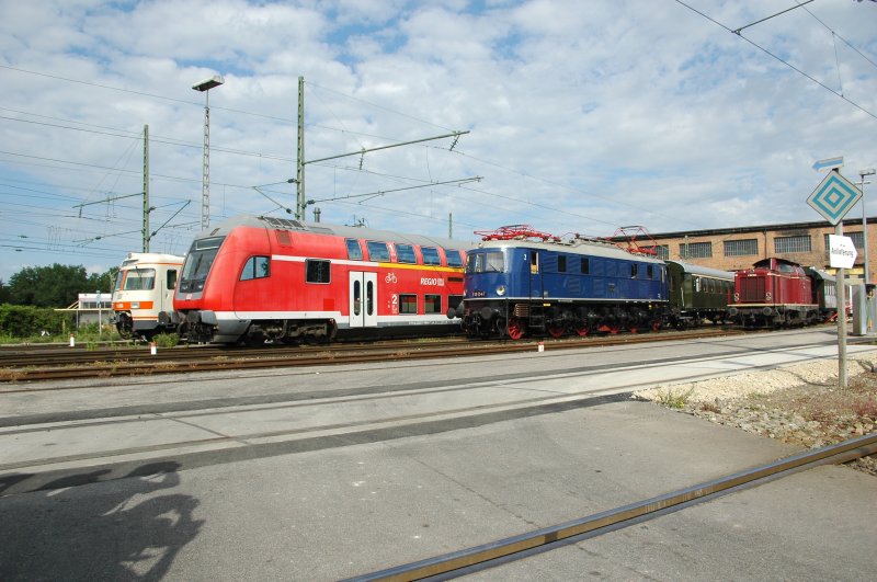 Behind me and before me the locomotive parade Fotogafenmeute anlässlig