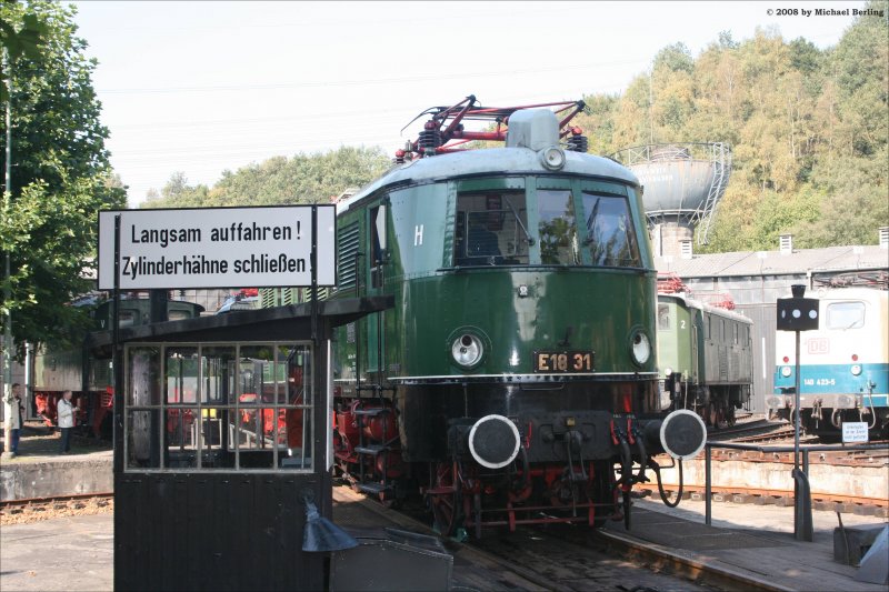 E18 31 auf der Drehscheibe in Bochum Dahlhausen. 20.9.08 