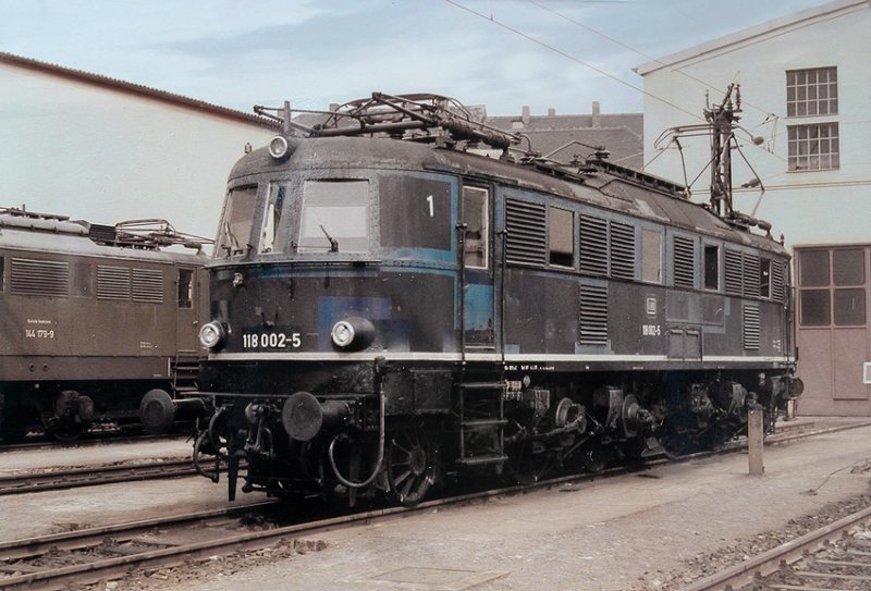 Die 118 002 abgestellt, 
in ihrem damaligen Heimat-Bw W�rzburg.
Sieht stark