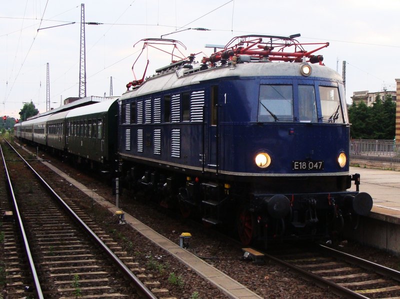 E18 047 on 28.06.2009 in Magdeburg Hbf (automatically translated, Powered