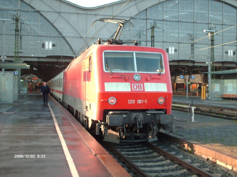 BR 120 101-1 zog am 02.12.2006 ein InterCity in Richtung Oldenburg(Old).