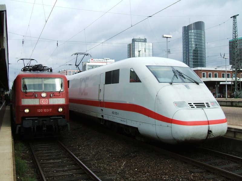 BR 120 103-3 mit einem IC am Haken,rechts der TK 402 025-1
im Schub  eines ICE 2 Richtung Berlin Osbahnhof.(07.09.2007)  