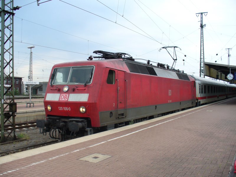 Die BR 120 106-0 verl�sst mit dem IC 2156 aus