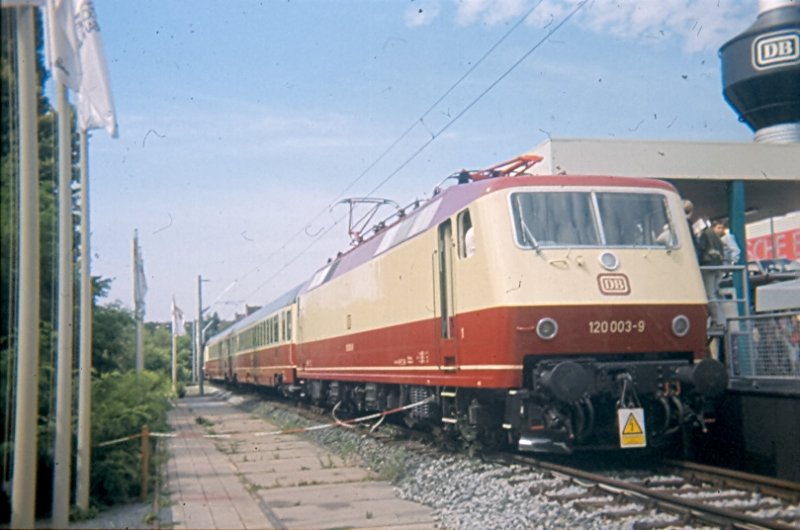 Vorserienlok 120 003 - 9 auf der Verkehrsausstellung 1979 in