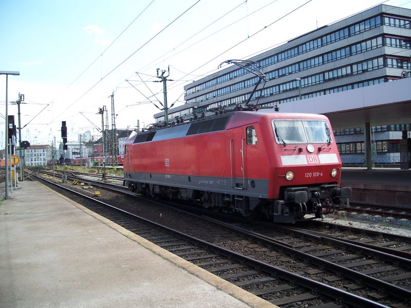 Br 120 109 rangiert zum Intercity um(nach Frankfurt/Main) zu fahren