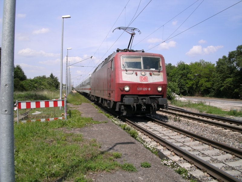 BR 120 126-8  fhrt von Freiburg nach Basel durch den Bahnhof Buggingen am 27.05.2009.