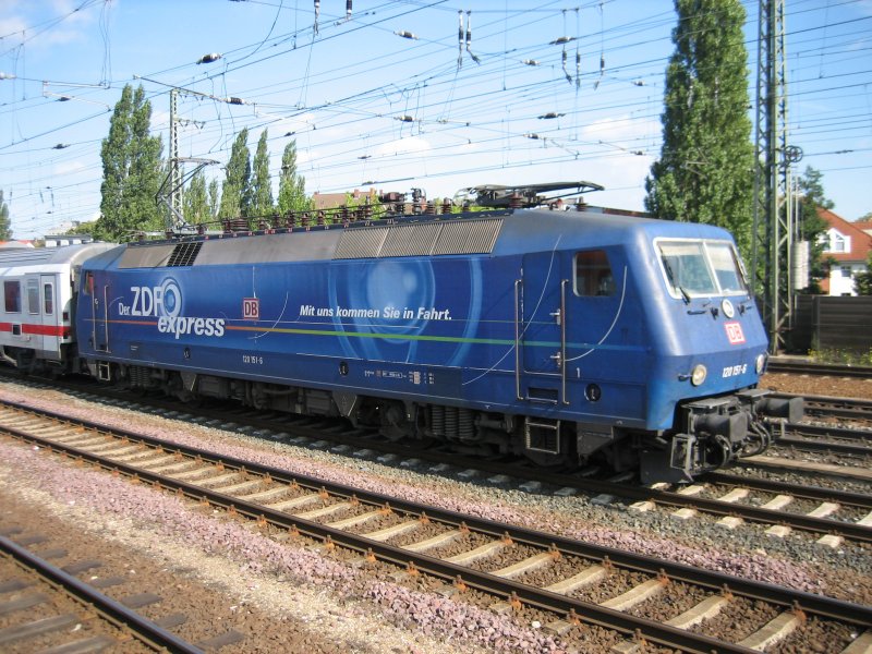 120 151 mit einem Intercity richtung Osten (Hannover)