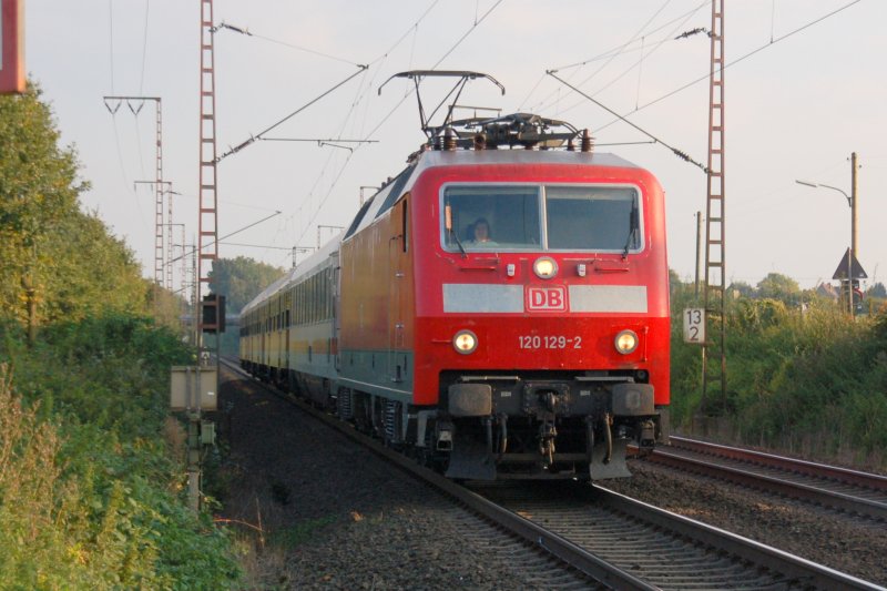 DB Elok 120 129-2 mit IC am fr�hen Abend des