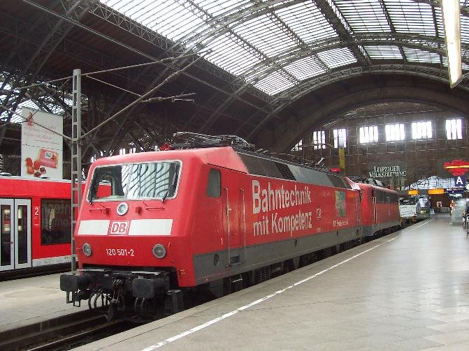 120 501-2 war Zuglok des Pbz 77663 hier in Leipzig