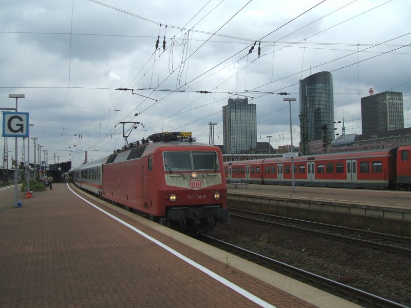 BR 120 154-0 mit IC 2017 von Hannovern nach Mnchen
bei der Ausfahrt in Dortmund Hbf.