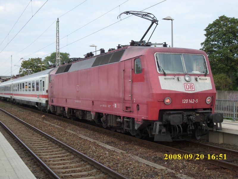 120 142 am 20.09.2008 und der IC 2355 D�sseldorf-Binz beim
