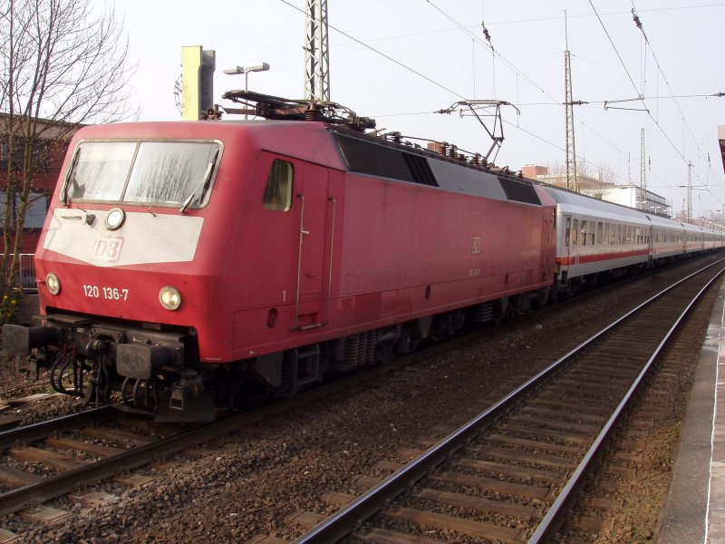 BR 120-136 mit einem IC von Emden bei einem Halt