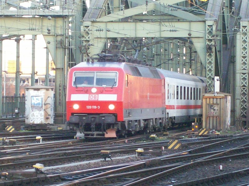 120119-3 InterCity in Cologne Hbf (automatically translated, Powered by Google)