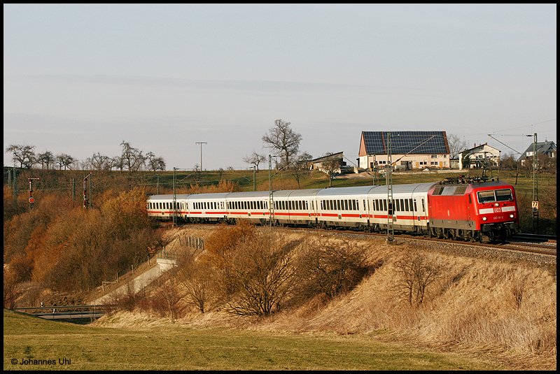 Am 21.03.2009 zog 120 110-2 im warmen abendlichen Sonnenlicht IC