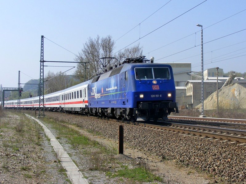 ZDF-Express-Lok 120 151-6 vor dem IC 2355 nach Ostseebad Binz