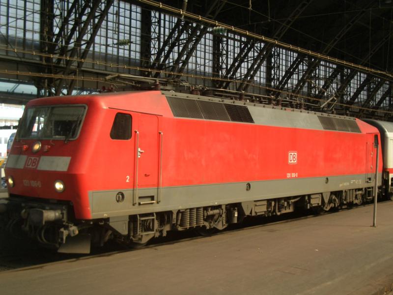 120 106-0 f�hrt nach M�nchen am 01.04.2005.hier in K�ln Hbf.Aufgenommen
