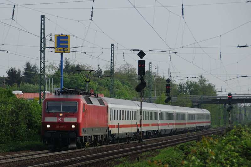 120 105-2 zieht einen IC Darmstadt entgegen. (Bei Auerbach an