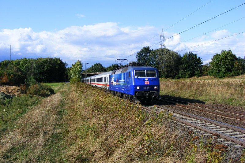 Am 29.08.09 ist die ZDF-Werbelok 120 151-6 mit ihrem IC