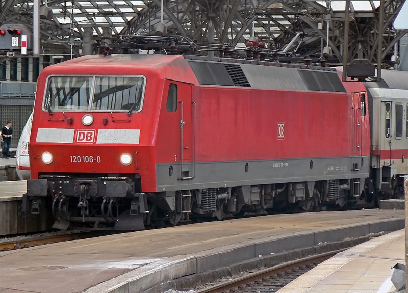 120 106-0, aufgenommen in K�ln Hbf am 12.09.09 