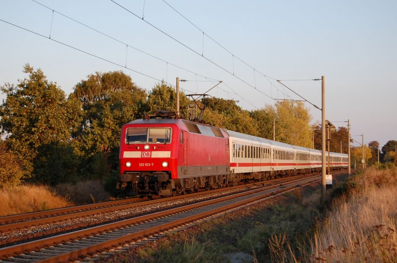 120 103-7 mit IC im letzten Abendlicht des 27.09.2009 kurz