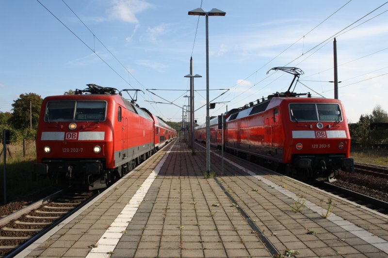 120 202 und 120 203 in Blankenberg(Meckl) mit ihren Z�gen