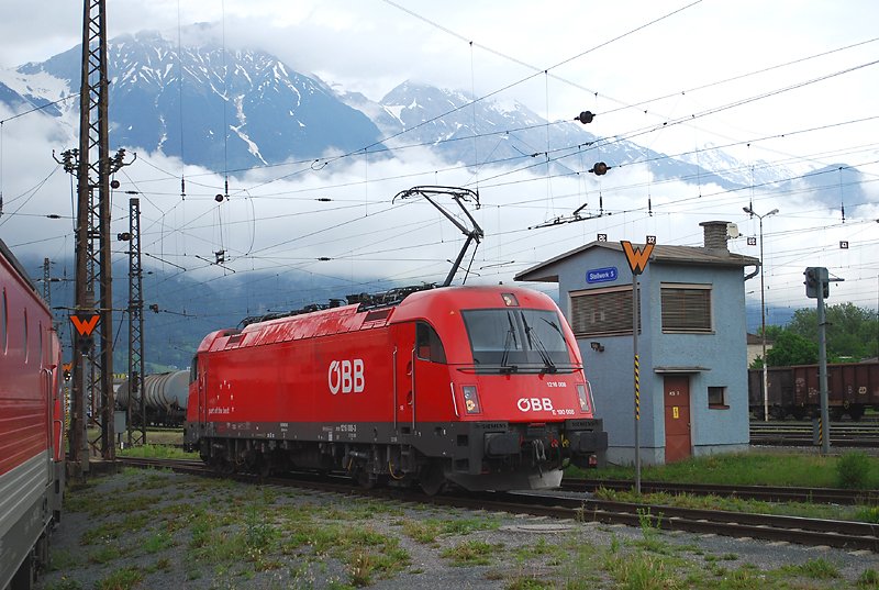 1216 008 verl�sst vor einer interessanten Wolkenstruktur die Traktion Innsbruck