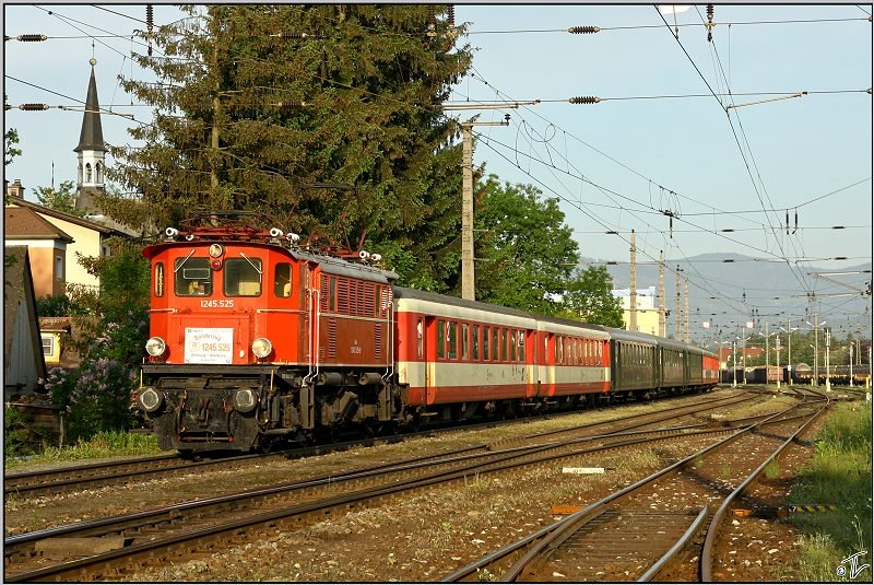 1245.525 f�hrt mit Sdz 16234 von Zeltweg nach Salzburg.Anlass f�r