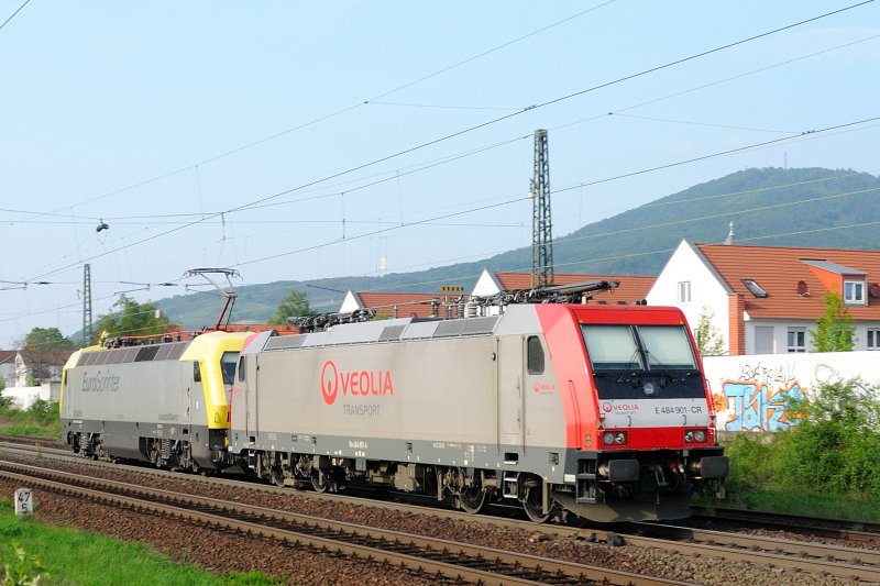 Nachschu� auf einen besonderen Lokzug... (Aufgenommen kurz vor Bensheim-Auerbach, 22.04.2009).